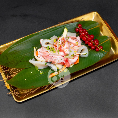 Dwaeji-Gogi-Wa Ojingeo (marinée)